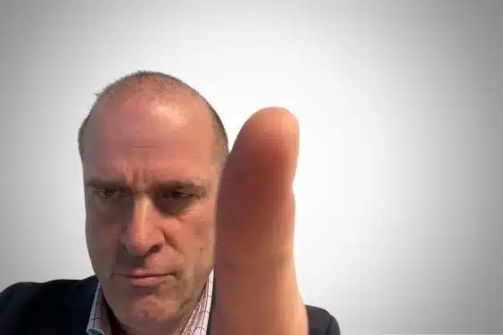xr:d:DAGBXr9yNOs:4,j:1238913613905578842,t:24040314 This image has an empty alt attribute; its file name is Lars-med-pekefinger.jpg