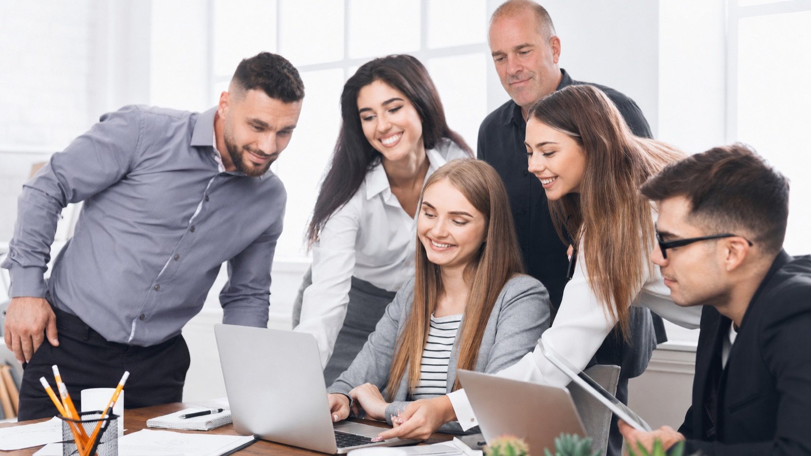 Lars Moltu og et tverrfaglig team samarbeider rundt en arbeidsoppgave.